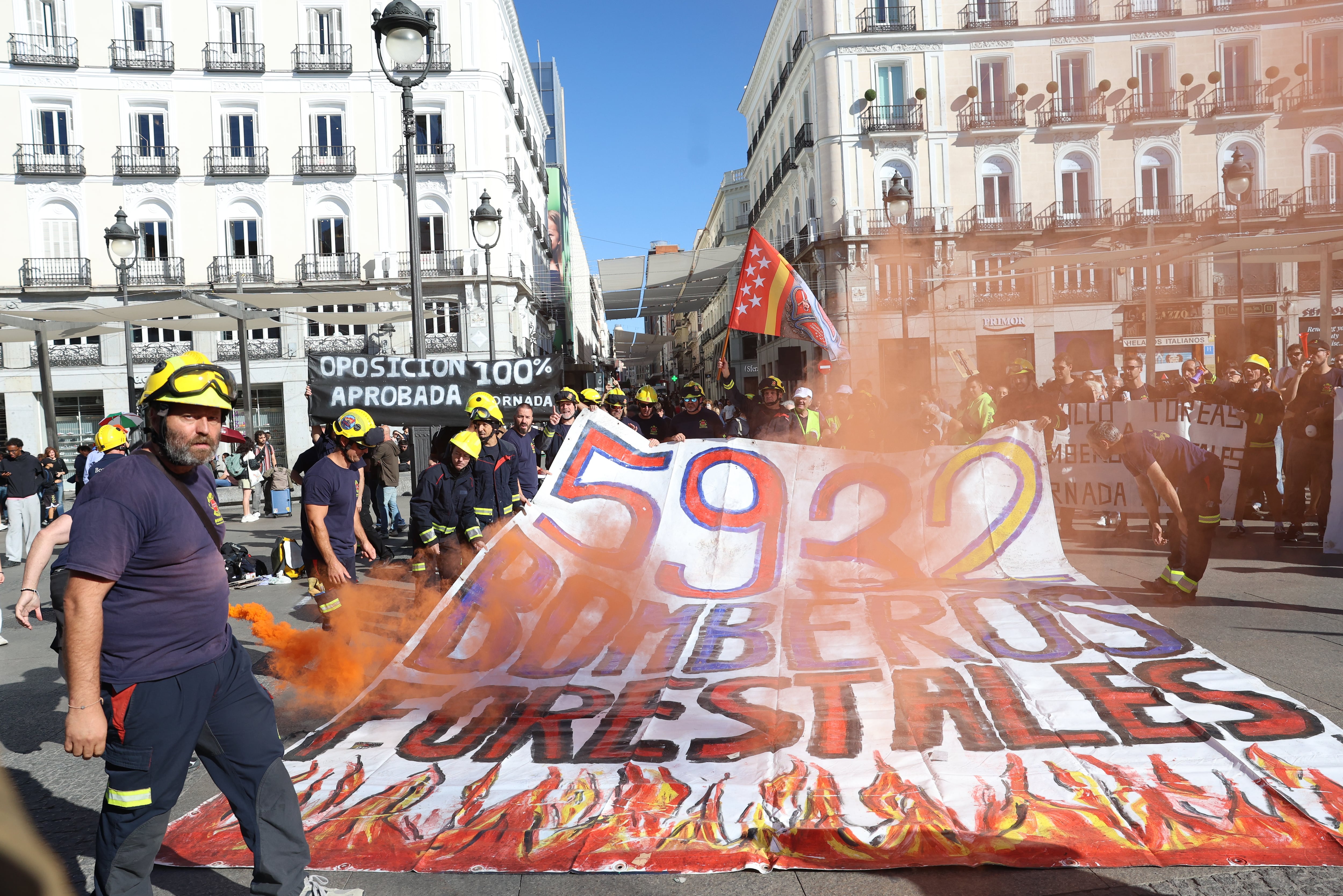 Los bomberos forestales se concentran en la Puerta del Sol para exigir a Ayuso condiciones laborales “dignas”