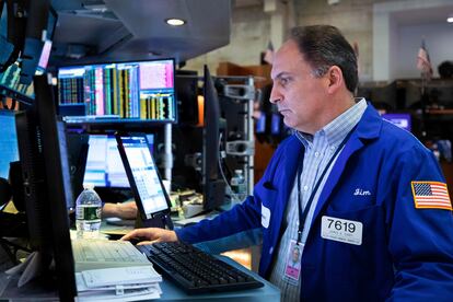 Un trabajador opera en la Bolsa de Wall Street en Nueva York (EE UU).