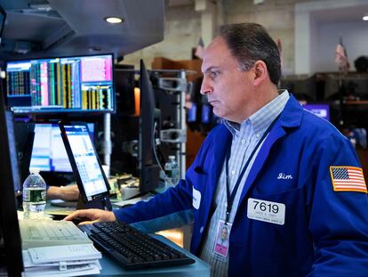 Un trabajador opera en la Bolsa de Wall Street en Nueva York (EE UU).