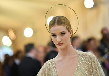 Rosie Huntington-Whiteley, que eligió un diseño de Ralph Lauren, con una aureola en la cabeza.