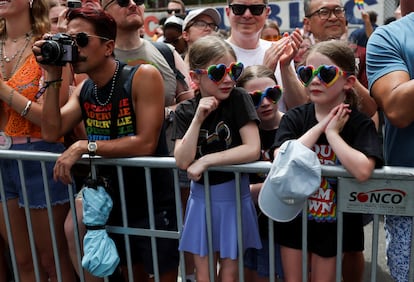 Niñas con gafas de sol en forma de corazón y los colores del Orgullo esperando ver pasar el desfile en Washington, el 7 de junio de 2025.