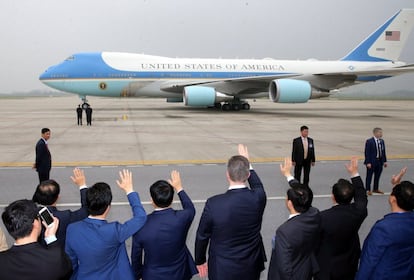 El Air Force One despega del aeropuerto internacional de Hanói (Vietnam) con el presidente de Estados Unidos, Donald Trump, a bordo tras su cumbre de dos días con el líder norcoreano.