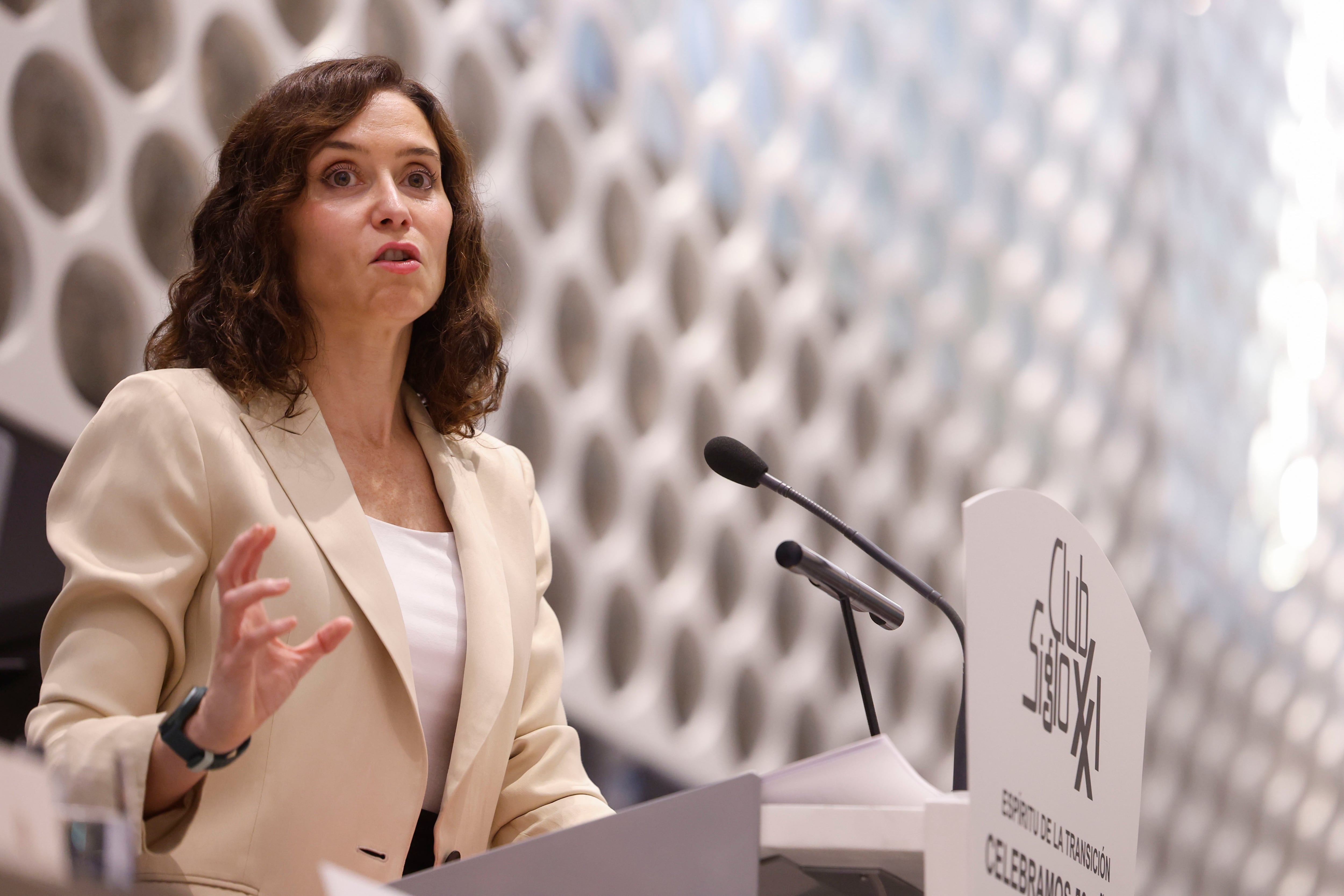 Ayuso reitera su apoyo al alcalde de Móstoles pese a que la jueza mantiene su causa por acoso abierta: “Nadie ha demostrado nada”