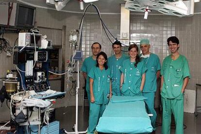 El equipo multidisciplinar, en el quirófano de traumatología del hospital Virgen del Rocío de Sevilla.