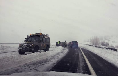 Fotograf&iacute;a facilitada por un conductor retenido en la A-6 en sentido Madrid. Una m&aacute;quina quitanieves trabaja para desbloquear la AP6 donde numerosas familias han pasado la noche en sus veh&iacute;culos, atascados desde la tarde de ayer. Efectivos de la Unidad Militar de Emergencias trabajan &quot;a destajo&quot; en Castilla y Le&oacute;n y en Madrid para liberar a los veh&iacute;culos atrapados. 