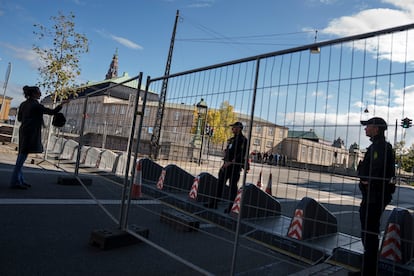 Medidas de seguridad antes de la cumbre de la UE en los alrededores de Christiansborg, en Copenhague