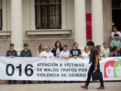 Concentración en la Subdelegación del Gobierno en Castellón contra el asesinato de dos menores. 