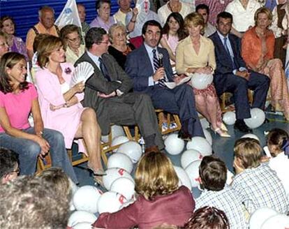 El presidente Aznar ha acudido junto a los candidatos del PP a la Alcaldía y a la Comunidad de Madrid a un acto electoral en el barrio de Carabanchel. El mitin, al que han asistido unas 300 personas, se iba a celebrar en un al aire libre, pero acabó siendo en un polideportivo debido a la presencia en el lugar de un grupo de ex trabajadores de Sintel que esperaba al presidente.