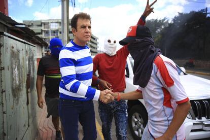 El candidato perdedor, Salvador Nasralla, saluda a manifestantes que bloquearon carreteras.