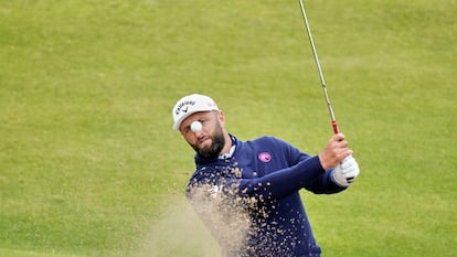 Rahm, en la salida del búnker del hoyo 7 de Royal Portrush.