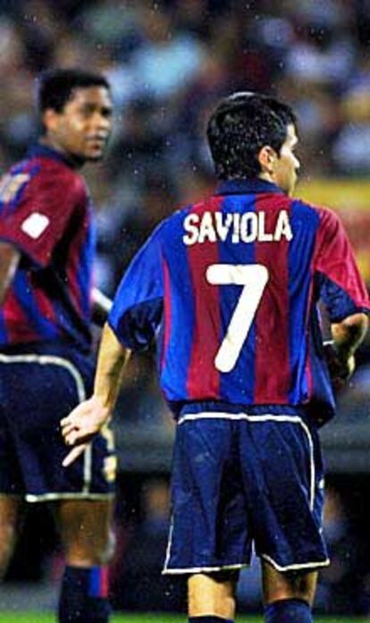 Saviola y Kluivert, al fondo, durante un partido del Barça.