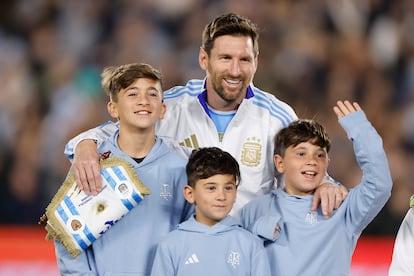 Messi acompañado de sus hijos en la cancha, previo al partido.