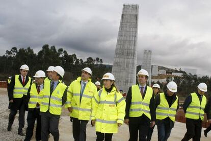 La ministra de Fomento visitando las obras del AVE