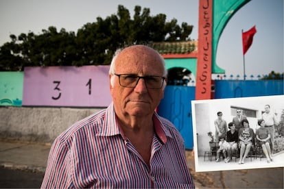 Sebastián Bish nació en Sidi Ifni en 1947. Su padre, que con el tiempo llegaría a ser el último alcalde español de la ciudad, era el director del colegio de niños y su madre la directora del de niñas. Él también fue maestro, en el colegio del barrio de Colominas, ante el que aparece en la fotografía grande. En la foto pequeña, posa con otros maestros en el patio de recreo en la época de la colonia. Es el primero por la izquierda.  