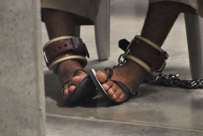 Los pies de un detenido que asiste a una clase sobre "destrezas para la vida" en la cárcel de Guantánamo en 2010.
