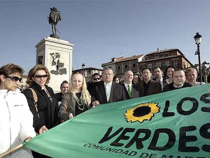 El cabeza de lista, Julio Santiso, sin corbata y con gafas. A su derecha, Gheorge Gainar, Olmedo Poveda y Marta Matkowska.