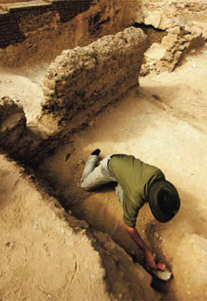 En la excavación de los patios de las tumbas se ha encontrado un sinnúmero de objetos de gran valor, como la Dama Blanca o la Tabla del Aprendiz. Aquí, Óscar López se afana en el patio de la de Hery.