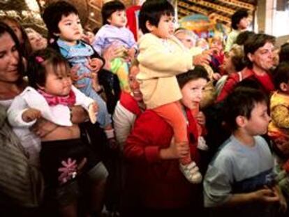 Fiesta de reconocimiento a a las familias adoptantes en el Palau St. Jordi.