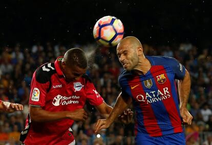 Javier Mascherano cabecea un balón ante Deyverson Silva.