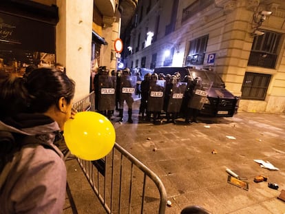 Policías antidisturbios custodian una comisaria de Barcelona, tras las protestas por la sentencia del 'procés' en octubre de 2019.