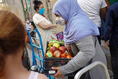 Entrega de alimentos a personas necesitadas en la Asociación Valiente Bangla del barrio de Lavapiés.