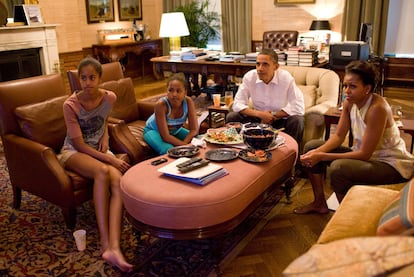 Los Obama con sus hijas, Sasha y Malia, viendo el partido entre Estados Unidos y Japón del Mundial de fútbol en julio de 2010 en la Treaty Room de la Casa Blanca.
