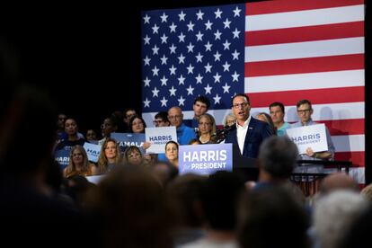 Josh Shapiro en un mitin de la campaña de Kamala Harris