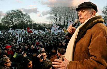 Dario Fo se dirige a la multitud durante una manifestación en protesta del tren de alta velocidad entre Francia e Italia, el 17 de diciembre de 2005. 