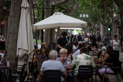 Una terraza en la rambla del Poblenou, en Barcelona.