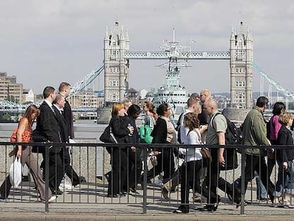 La gente se ve forzada a ir a todos lados caminando tras la suspensión del metro y los autobuses el día de los primeros atentados. Al fondo, el puente de Londres sobre el río Támesis.