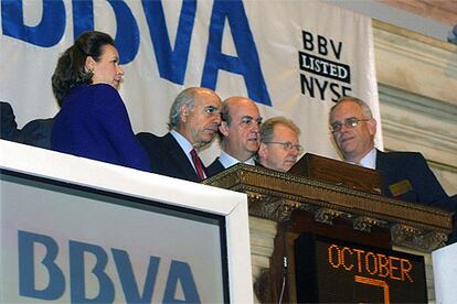 El presidente del BBVA, Francisco González, segundo por la izquierda, en la Bolsa de Nueva York.