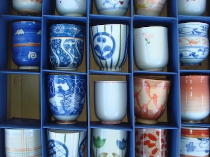 Vasos de cer&aacute;mica en una tienda en el barrio de Yanaka, en Tokio.