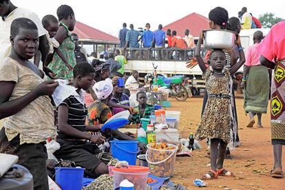 Refugiados desde Sud&aacute;n del Sur en Ngomoromo, en Uganda.