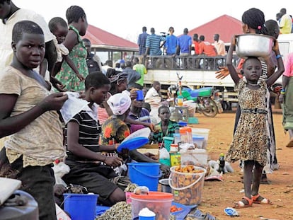 Refugiados desde Sud&aacute;n del Sur en Ngomoromo, en Uganda.