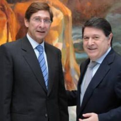 El ex consejero delegado de BBVA, Ignacio Goirigolzarri, junto con el presidente de Bancaja, José Luis Olivas