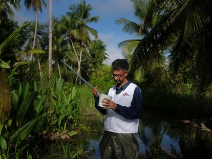 Melfran Herrera, biólogo de MSF, busca larvas de mosquitos Anopheles, en un pantano del estado Sucre, al noreste de Venezuela.