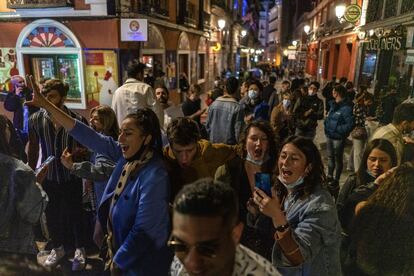 En la escena, muy similar a las del día anterior, puede verse a grandes grupos de personas celebrando, sin respetar la distancia de seguridad y en la mayoría de los casos sin mascarilla, en las calles del centro de Madrid.