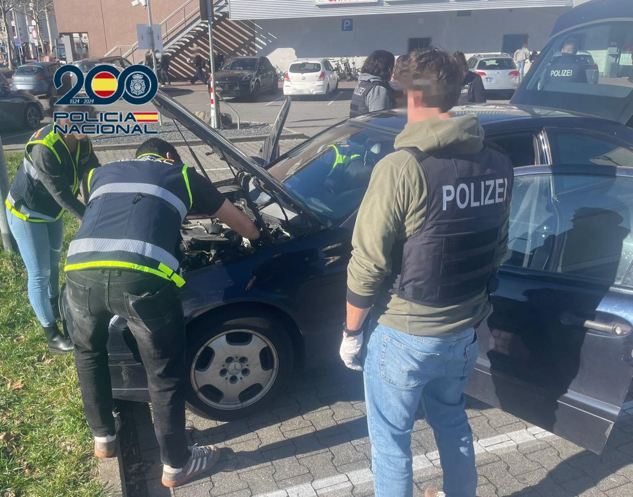 Agentes de la policía alemana y española inspeccionan el vehículo de Olecksandr Azizov, acusado de matar a Andrii Portnov.