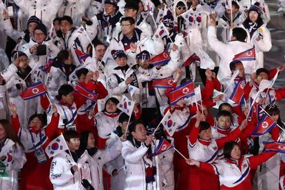 El equipo de Corea y de la República de Corea durante el desfile de clausura de los Juegos Olímpicos de Pyeongchang, el 25 de febrero de 2018.