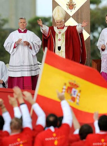 El Papa, frente a peregrinos españoles tras el anuncio de Madrid 2011.