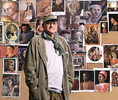 David Hockney, ante algunos cuadros que investigó.