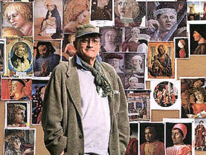 David Hockney, ante algunos cuadros que investigó.