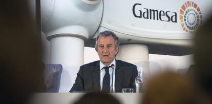 El Presidente de Gamesa, Ignacio Mart&iacute;n (c), durante su intervenci&oacute;n en la &uacute;ltima Junta General de Accionistas. 