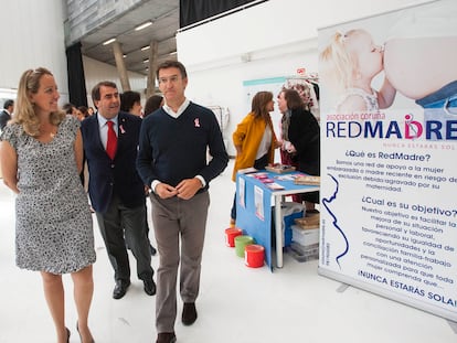 Alberto Núñez Feijóo, en su etapa como presidente de la Xunta de Galicia, ante un puesto de la asociación Red Madre en octubre de 2012 de A Coruña.