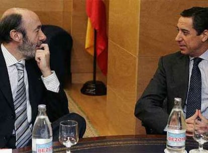 El ministro Alfredo Pérez Rubalcaba (izquierda) y el portavoz parlamentario del PP, Eduardo Zaplana, durante la reunión que mantuvieron en el Congreso.