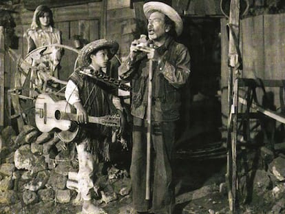 <i>Ojitos </i>(Mario Ramírez) asiste a una actuación del ciego Don Carmelo (Miguel Inclán), en presencia de Meche (Alma Delia Fuentes), en un fotograma de <i>Los olvidados.</i>
