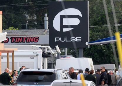 Mienbros de la policía y periodistas frente al Pub Pulse donde han transcurrido los tiroteos. Sobre el atacante, la Policía solo ha precisado que "no era de la zona" y estaba armado con un fusil de asalto y con un "artefacto" del que no han dado más detalles.