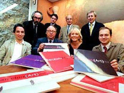 Algunos galeristas que impulsan el salón presentan su imagen gráfica. De izquierda a derecha: Emilio Álvarez, Joan Gaspar, Toni Berini y Carles Duran ( sentados); Carles Taché, Marc Domènech, Joan Anton Maragall y Rafel Domènech.