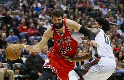 Mirotic supera a OJ Mayo.