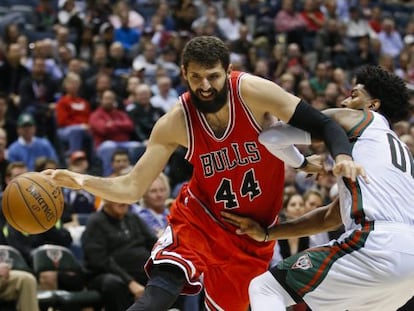Mirotic supera a OJ Mayo.